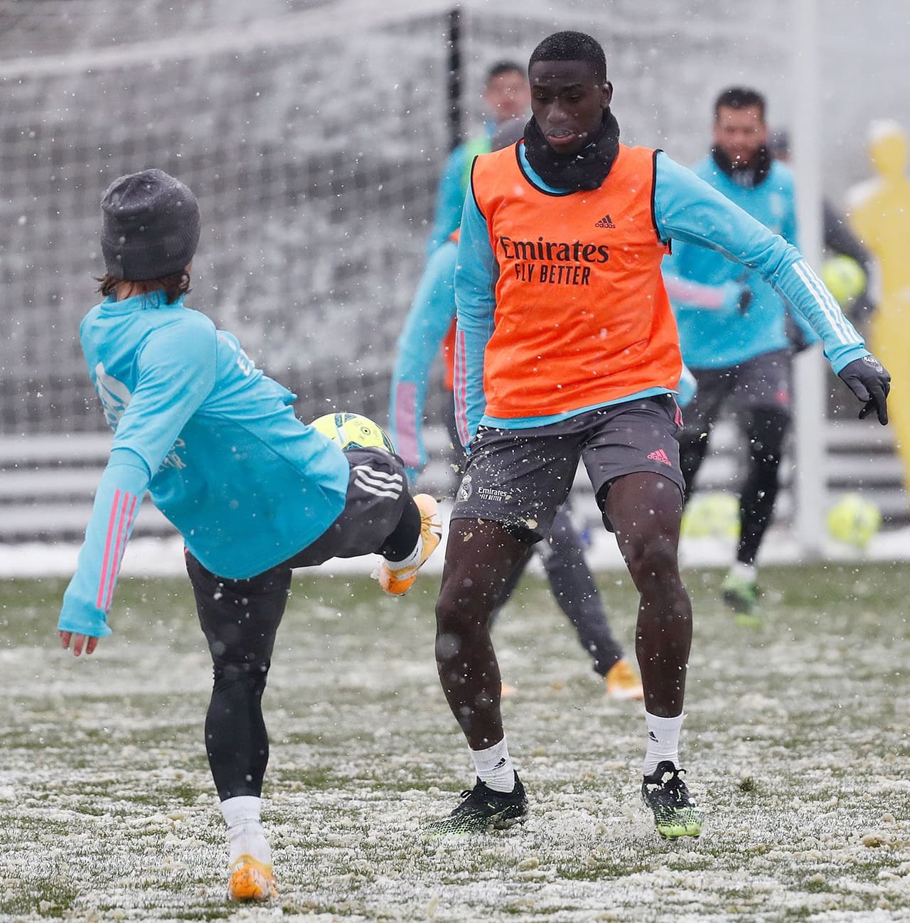 El Real Madrid preparó su próximo duelo contra Osasuna entrenando en la Ciudad Real Madrid bajo una tremenda nevada.