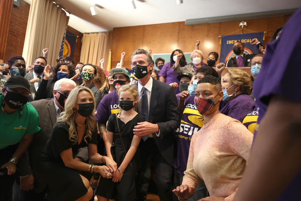 Cuando los votantes emiten su voto en persona, los funcionarios realizan medidas de seguridad en el lugar de votación para que los votos puedan contarse poco después del cierre de las urnas.
<br>