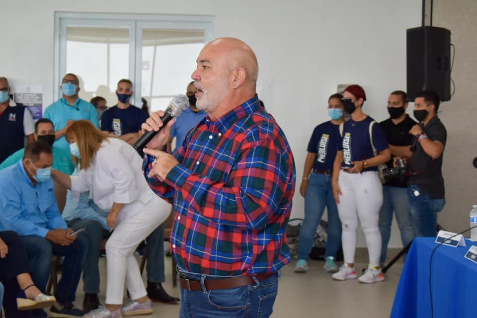 El presidente de la Cámara de Representantes, Carlos "Johnny" Méndez, arrojó positivo a la prueba aunque permanece asintomático. Méndez participó en el comité de Pedro Pierluisi en el segundo día de las primarias.