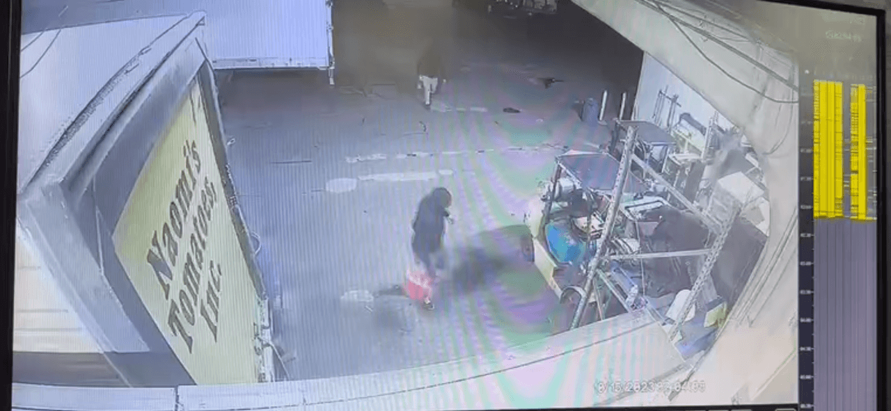 Las autoridades ofrecieron una recompensa de hasta $10,000 por información que lleve al arresto y condena de los responsables del incendio.