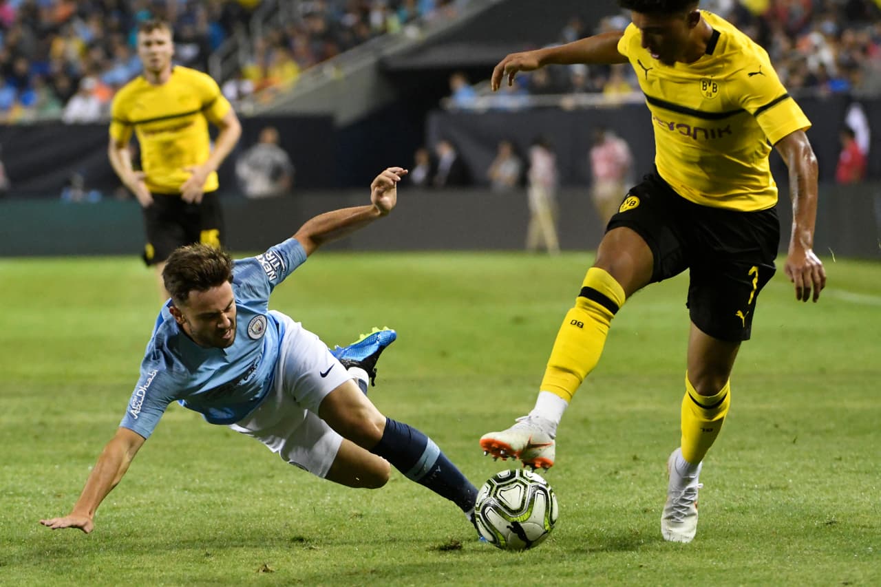 Se formó en el Watford, donde estuvo siete años, hasta que fue fichado por el Manchester City a los 15 años.