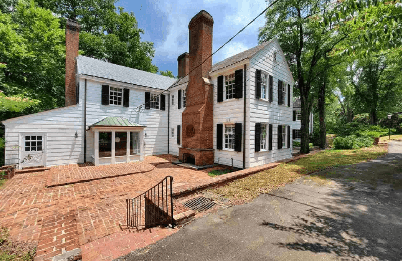Ubicada en el vecindario Forest Hills, en la ciudad de Durham, esta casa aparece en la popular serie de Netflix "The Staircase".