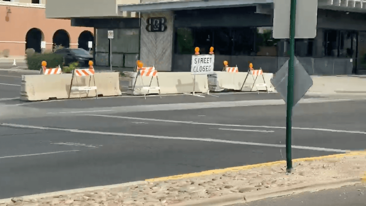 El FBI esta buscando cualquier información, como
<a href="https://www.univision.com/local/arizona-ktvw/arrestan-a-varios-sujetos-vinculados-a-los-saqueos-de-scottsdale-fotos">fotos o videos, que puedan ayudar a identificar a los responsables del vandalismo</a> que ocurrió el fin de semana del 30 de mayo.
<br>