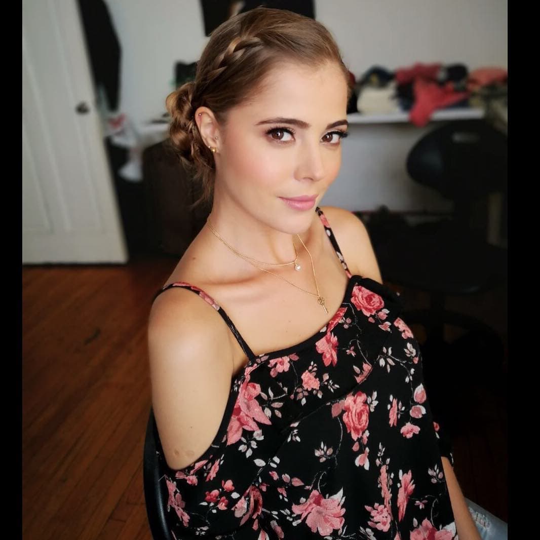 Así como Adrián, su novia, quien es 19 años menor, compartió la misma imagen, solo que ella la acompañó de un texto en el que le pedía que nunca se fuera de su lado.