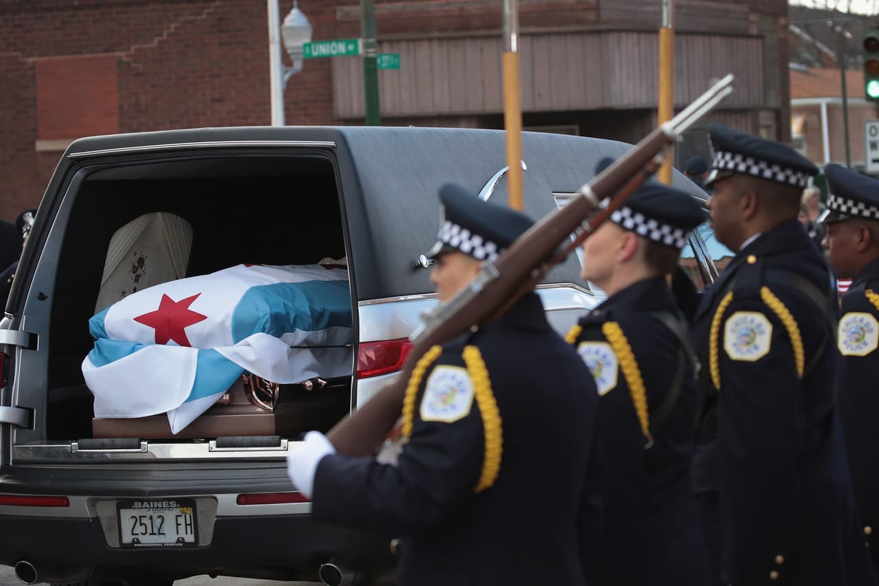 Envuelto en una bandera de Chicago, el ataúd fue llevado a la iglesia por ocho oficiales del Departamento de Policía, mientras que los agentes que estaban reunidos afuera del recinto le saludaban con respeto.