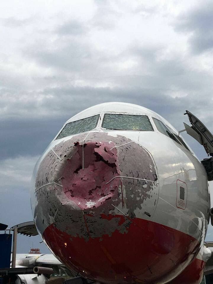 Así quedó la nariz del avión luego del granizo en el aeropuerto de Estambul.