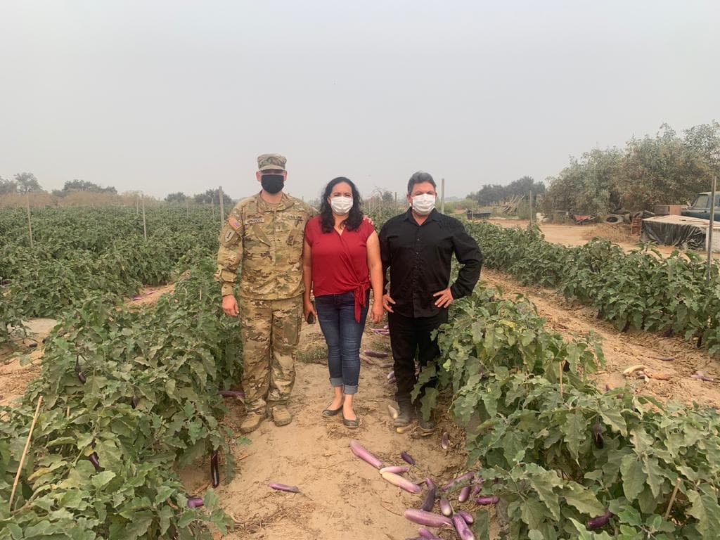 Cada vez que puede, el piloto de la Guardia Nacional vuelve a Parlier ayuda a sus padres.