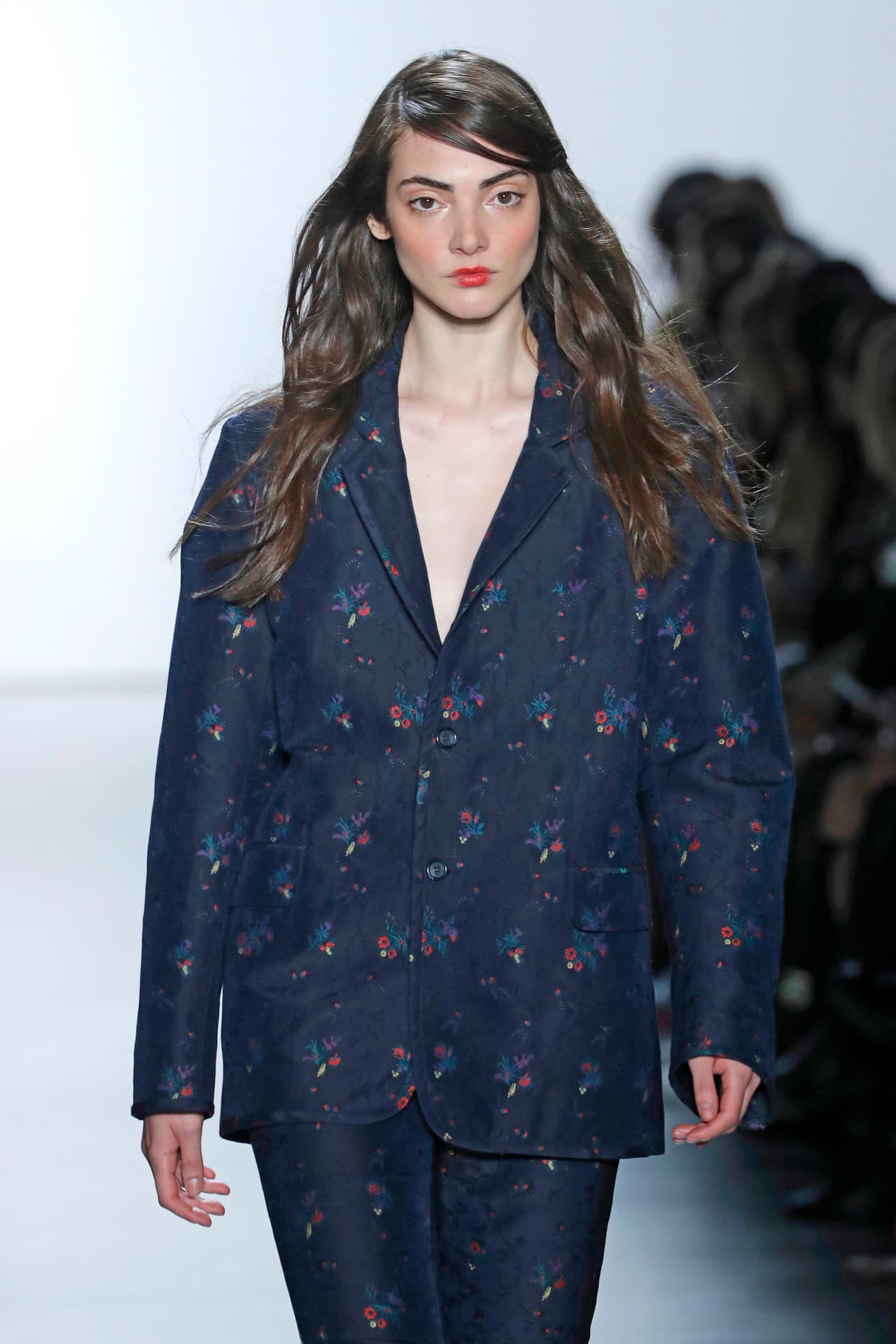 En febrero, la diseñadora Cynthia Rowley presentó algunos modelos que se habrían adelantado a la tendencia. En su desfile de otoño-invierno 2020 destacaban las sudaderas y la ropa amplia y cómoda, con estampados de flores y conejos.