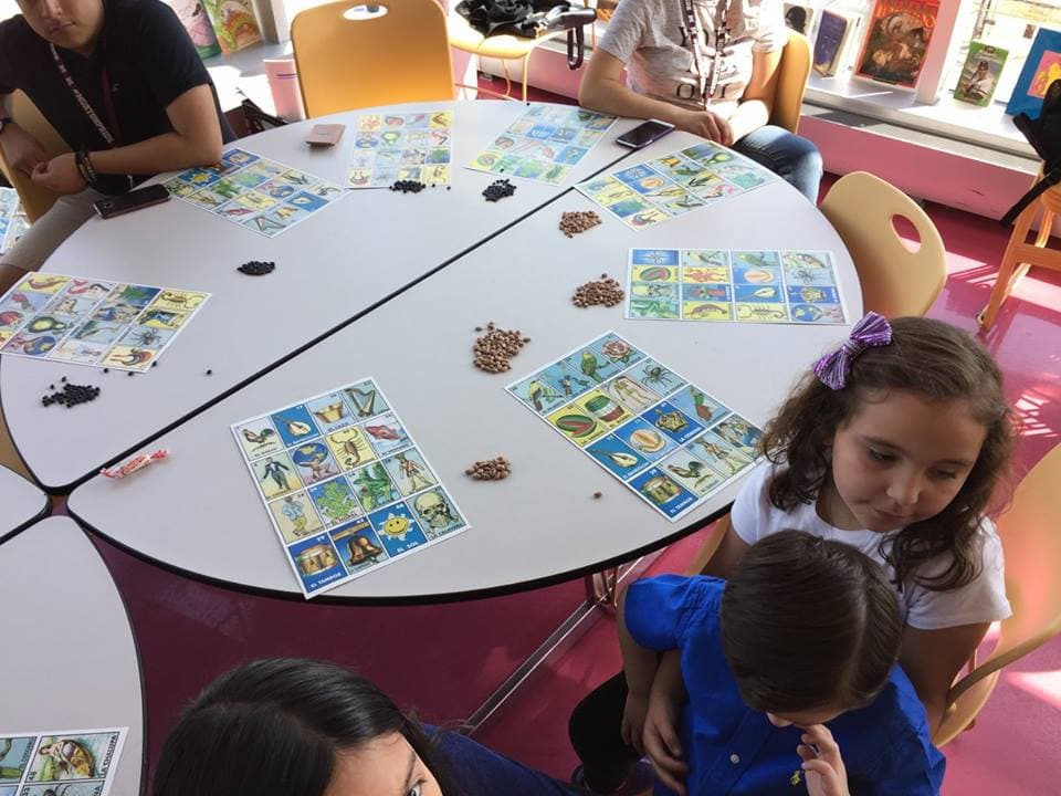 ‘Son Chiquitos' es un programa comunitario gestado dentro de la escena del Son Jarocho en Chicago, la cual desde mediados de la década de los 90 encontró tierra fértil en el barrio de Pilsen.