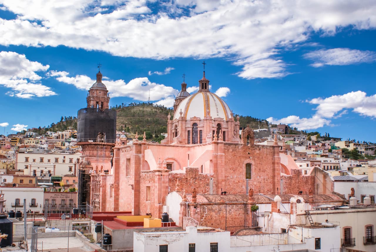 <b>Puesto 8. Zacatecas</b>.
<br>
<br>Si está buscando una experiencia genuina de México lejos de las multitudes, diríjase a la histórica Zacatecas.
<br>
<br>La antigua capital de la minería de plata ofrece sitios culturales y gastronómicos especiales, como Mina El Edén (una mina del siglo XVI con un museo de rocas y minerales) y el Museo de Pedro Colonel. Si toma el teleférico hasta la cima de la montaña El Cerro de la Bufa, será recompensado con hermosas vistas panorámicas de la ciudad.