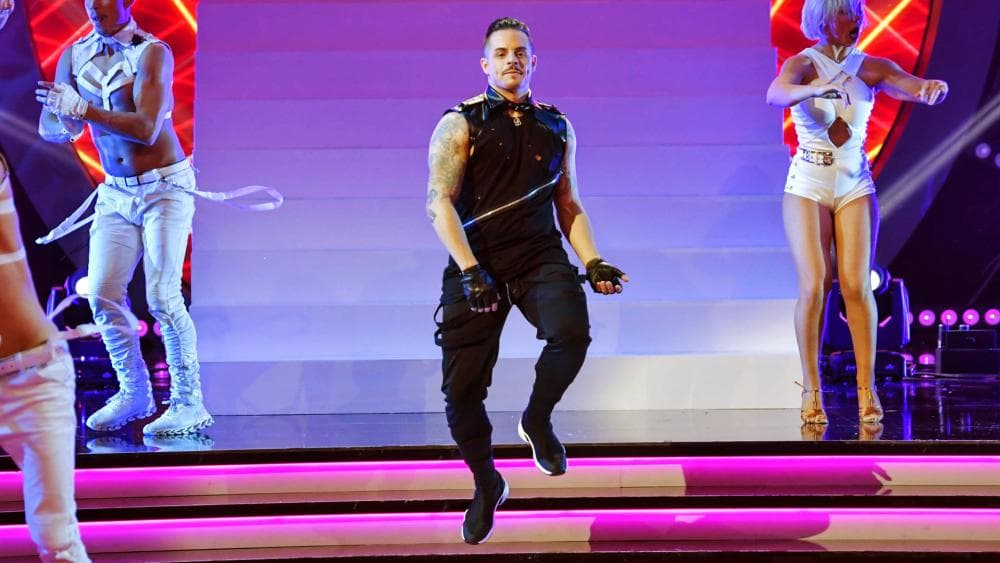 Casper Smart en la pista con los finalistas