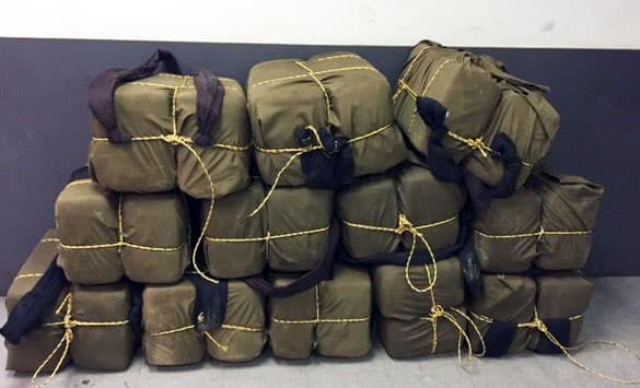 Arrestan a un menor que saltó de un vehículo en movimiento cargado con casi 600 libras de marihuana