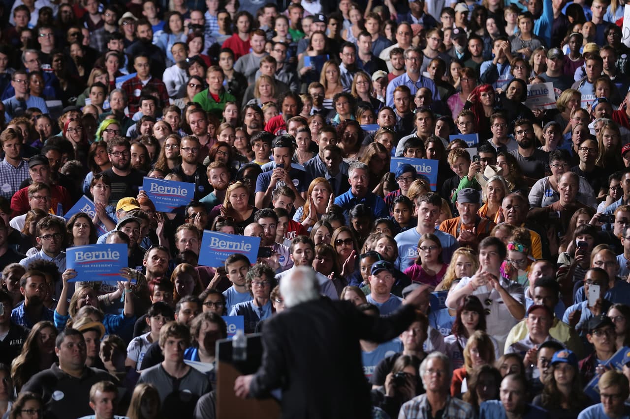 Bernie Sanders se dirige a una multitud en Manassas, Virginia