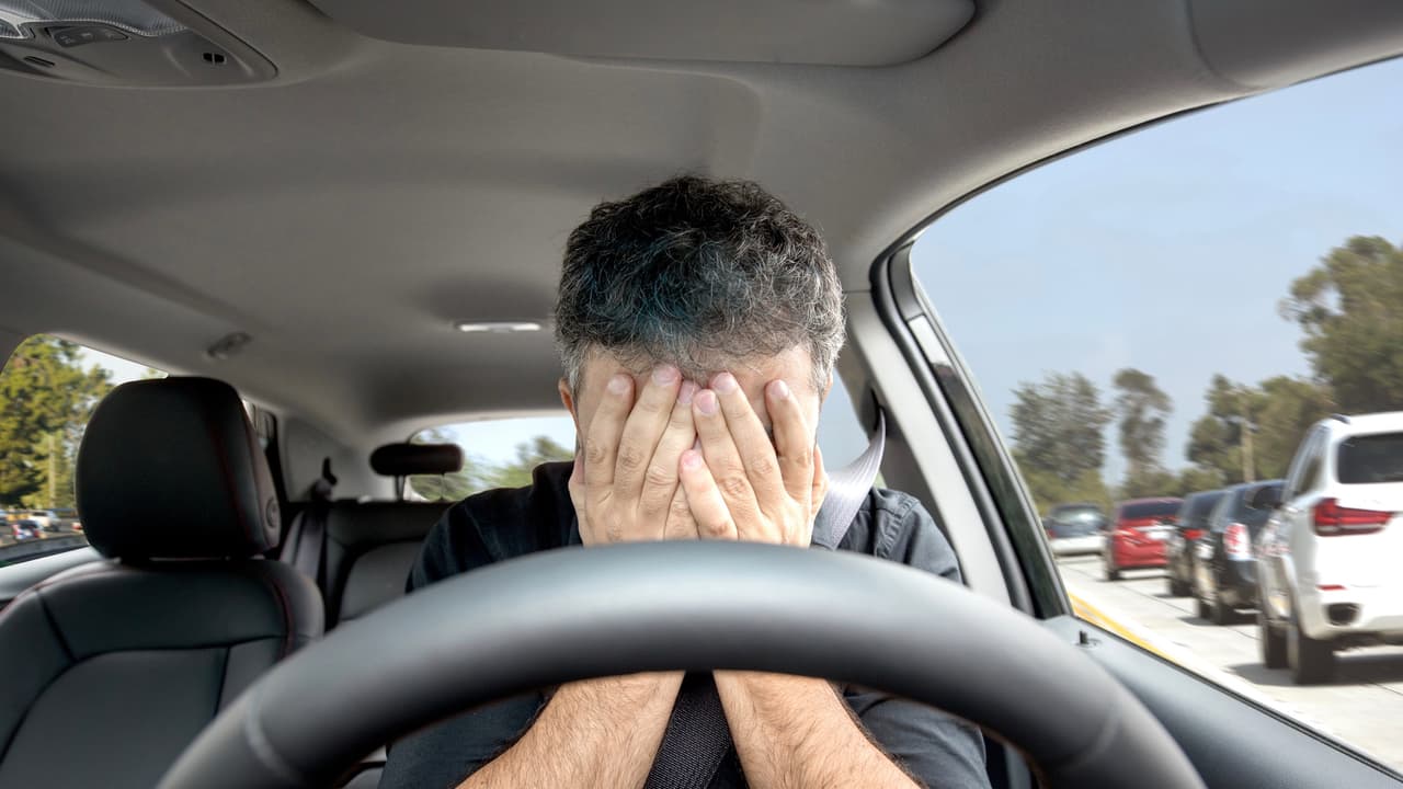 <h3 class="cms-H3-H3">No todo carro defectuoso es un limón</h3>
<br>Para que un carro sea considerado un limón el
<b>defecto debe ser sustancial y afectar el funcionamiento del vehículo o la seguridad de sus pasajeros</b>. Defectos como un vidrio roto, o una tapicería mal cosida no cumplen con los requisitos de sustancialidad.
<b>El defecto debe ser de fabricación</b> y no la consecuencia del mal uso del vehículo.