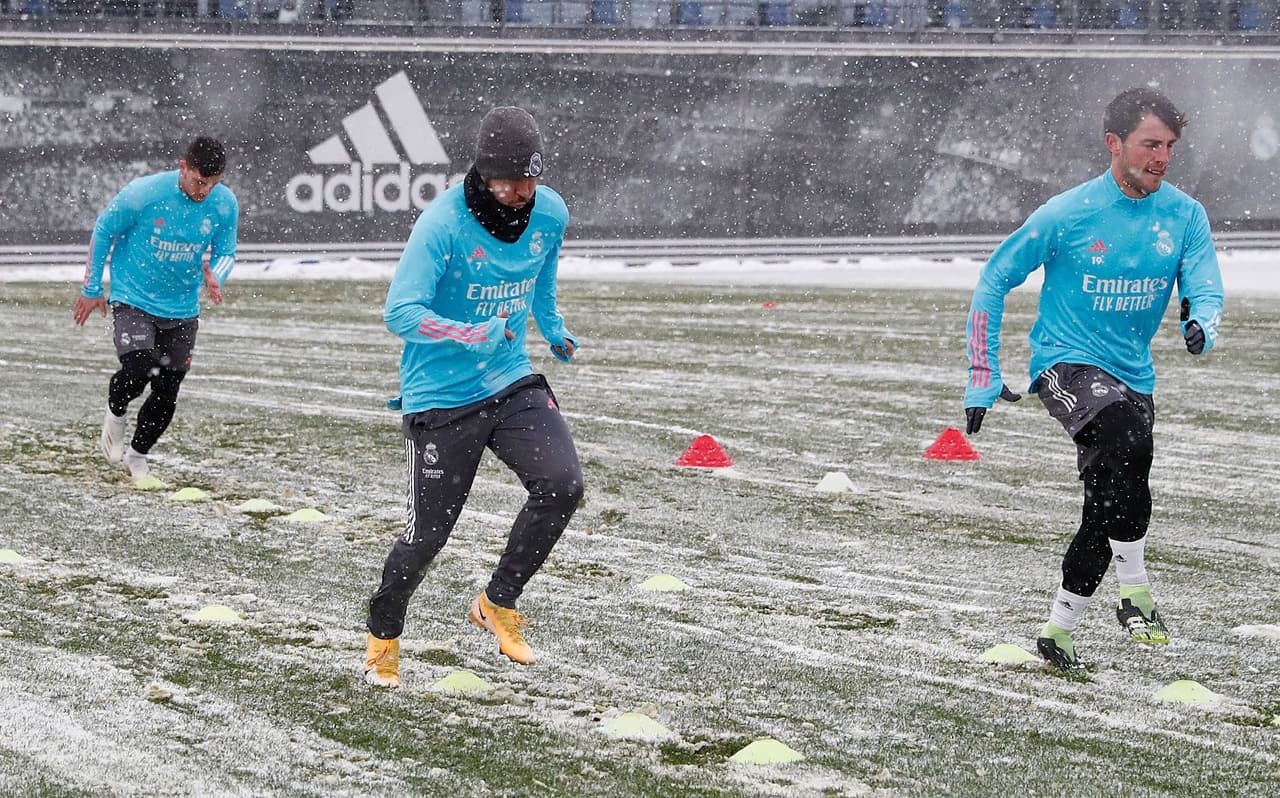 El Real Madrid preparó su próximo duelo contra Osasuna entrenando en la Ciudad Real Madrid bajo una tremenda nevada.