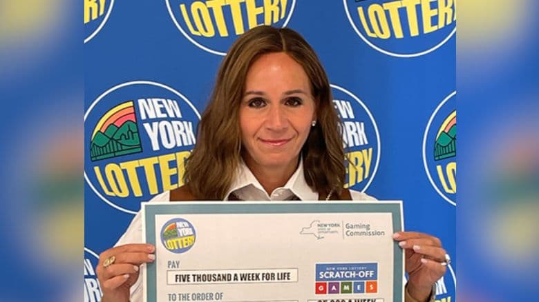 Mujer de NY reclama premio mayor de raspadito Set For Life; esto recibirá anualmente por los siguientes 20 años