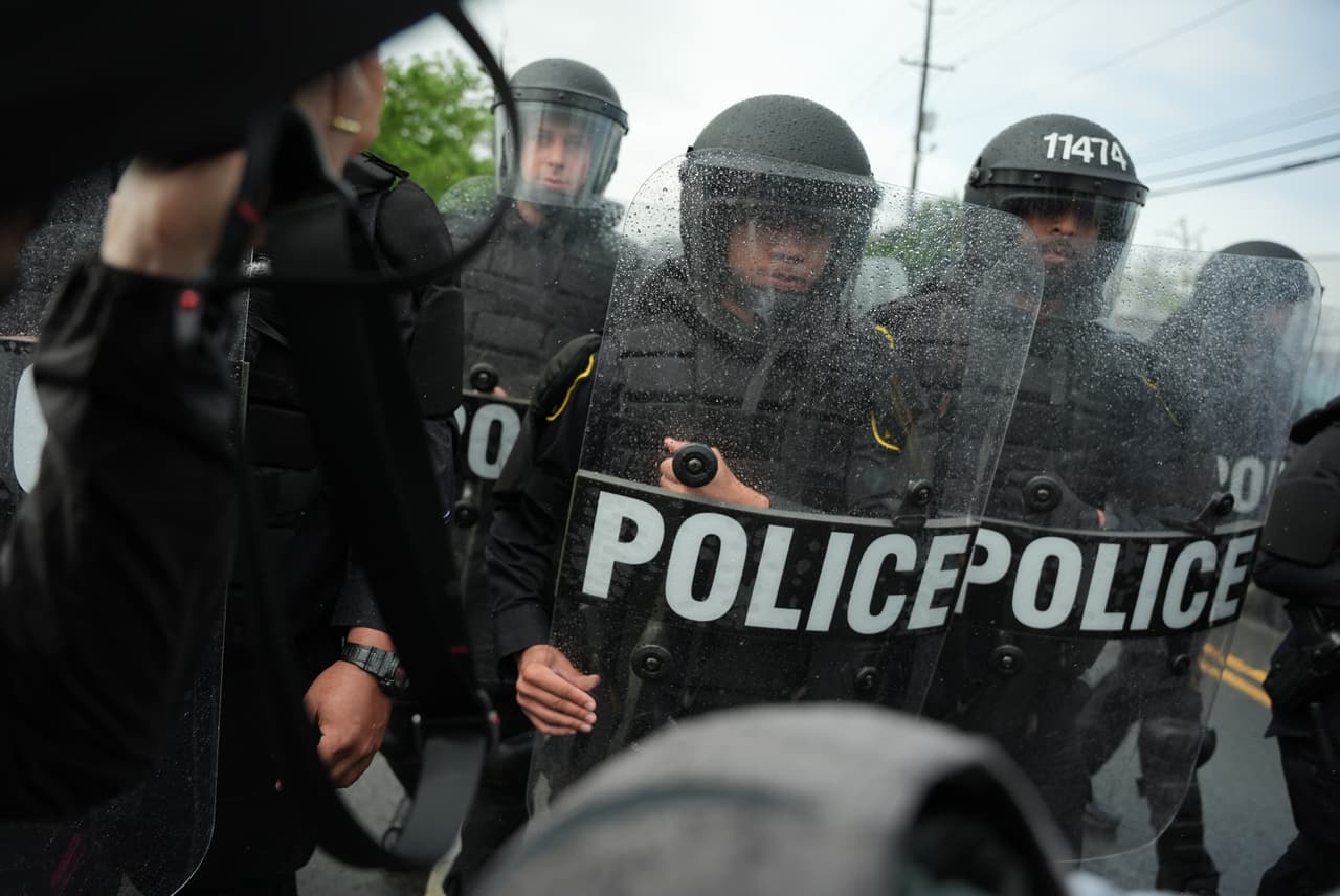 La policía avanza entre la multitud para dispersar a los manifestantes congregados frente al centro de detención Delaney Hall, en Newark, Nueva Jersey.