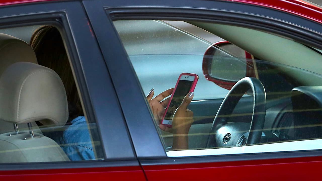 Habrán multas más severas para quien maneje y chatee al mismo tiempo en Illinois