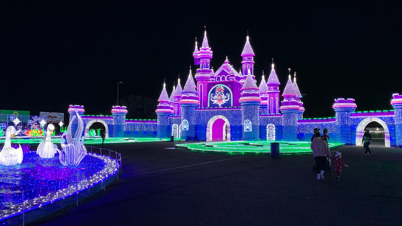 Esta es la vista desde el interior del festival del enorme castillo que da la bienvenida a Magical Winter Lights.