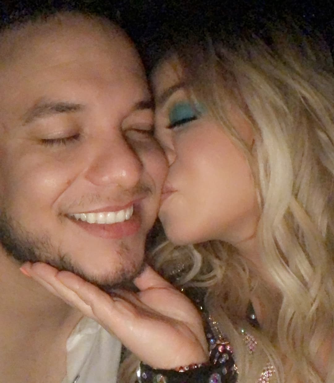 Por otro lado, uno de los usuarios comentó: "Le has dado una bofetada de guante blanco a Claudia. Ya que ella subió unas fotos enseñando el trasero y tirando indirectas hacia tu persona y tú llegas como diciendo 'sí, muy operada y todo pero la familia ya casi es mía'".