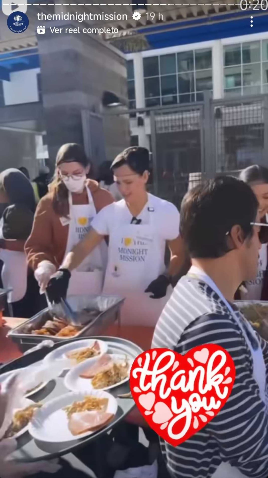 Jennifer Garner y su hija Violet ayudaron a entregar alimentos.