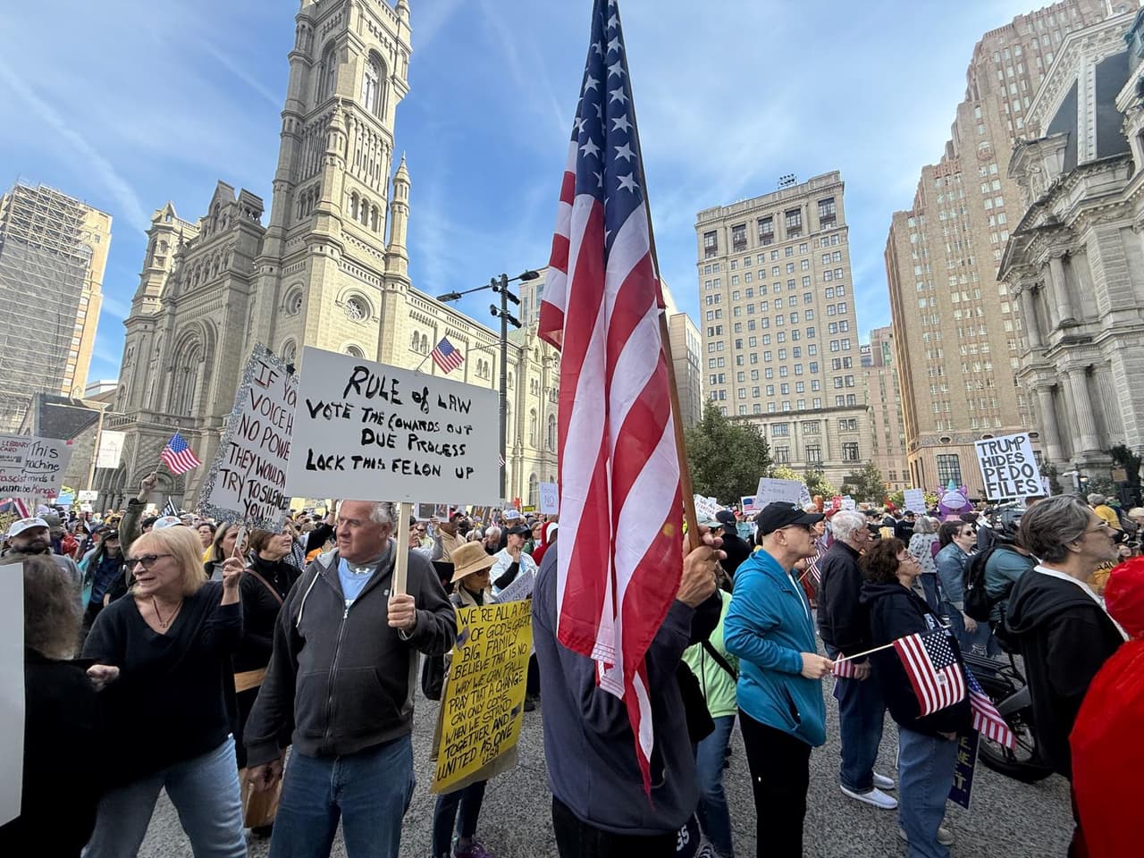 La primera jornada de protestas bajo el lema "No Kings" se realizó el 14 de junio y
<b>Filadelfia </b>fue el epicentro de la concentración. Sigue nuestra cobertura
<b><a href="https://www.facebook.com/Univision65/videos/1901492640770782" target="_blank">aquí</a></b>.