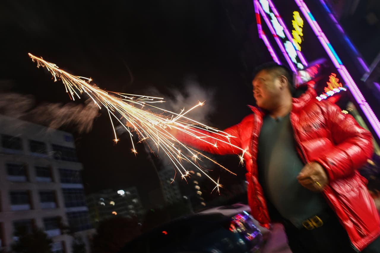 También fuera de los límites: dispositivos de tipo M altamente explosivos, como los M-80 y M-100, que están clasificados como "dispositivos explosivos ilegales" por agencias como la Oficina de Alcohol, Tabaco, Armas de Fuego y Explosivos y la Comisión de Seguridad de Productos de Consumo de EE. UU. .