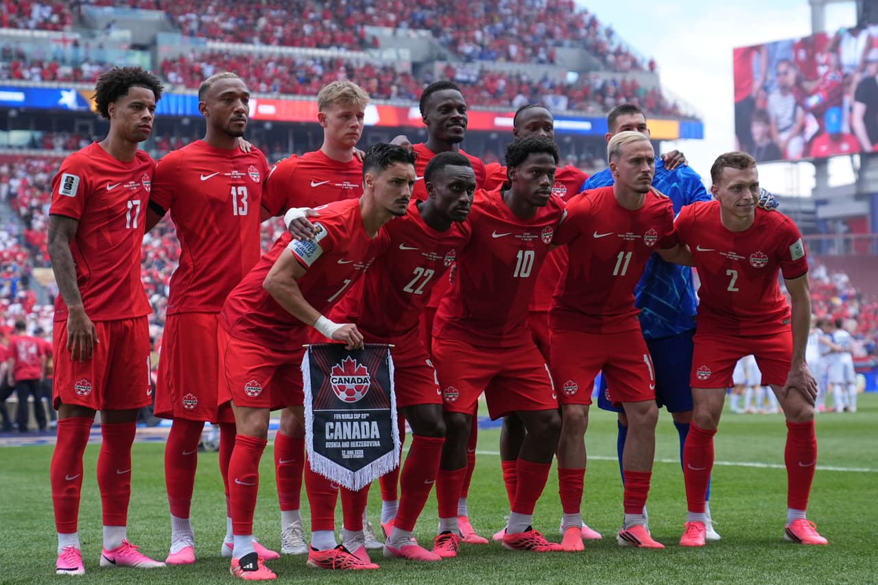 El equipo canadiense posa para una foto previa al partido durante el encuentro de fútbol del Grupo B de la Copa Mundial entre Canadá y Bosnia en Toronto, el viernes 12 de junio de 2026.