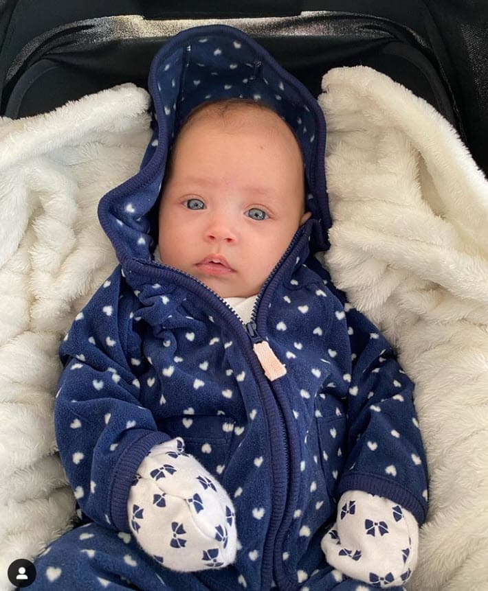 "
<b><a href="https://www.univision.com/shows/hoy/marlene-favela-muestra-por-primera-vez-a-su-bebe-bella-frente-a-las-camaras-de-television-video" target="_blank">Lo estamos haciendo por Bella</a></b> principalmente", reconoció, "porque estar en Australia representa estar alejada de mi familia".
<br>