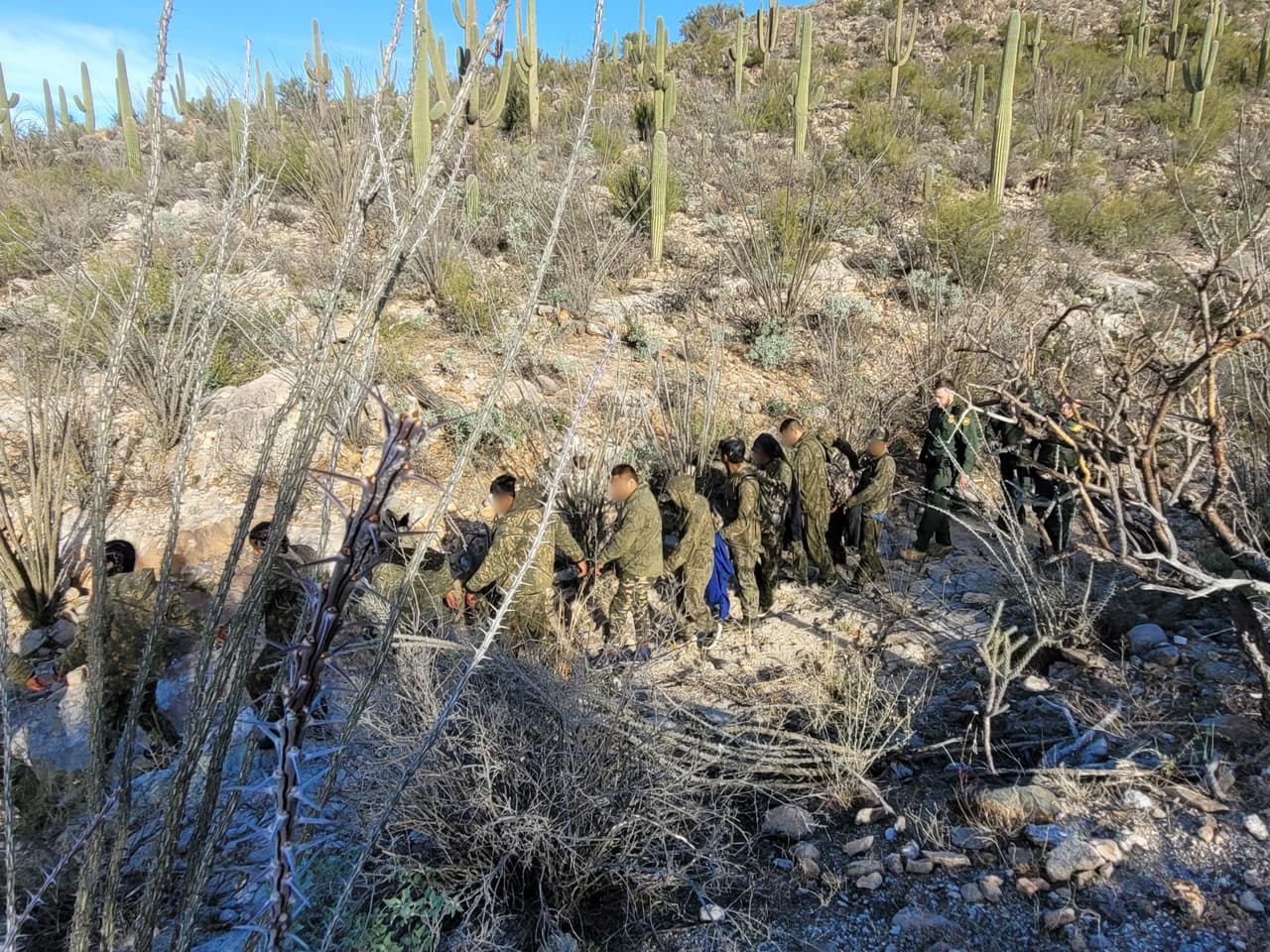 La tecnología de cámaras de vigilancia instaladas en la frontera llevó al arresto de un grupo de 18 inmigrantes mexicanos.