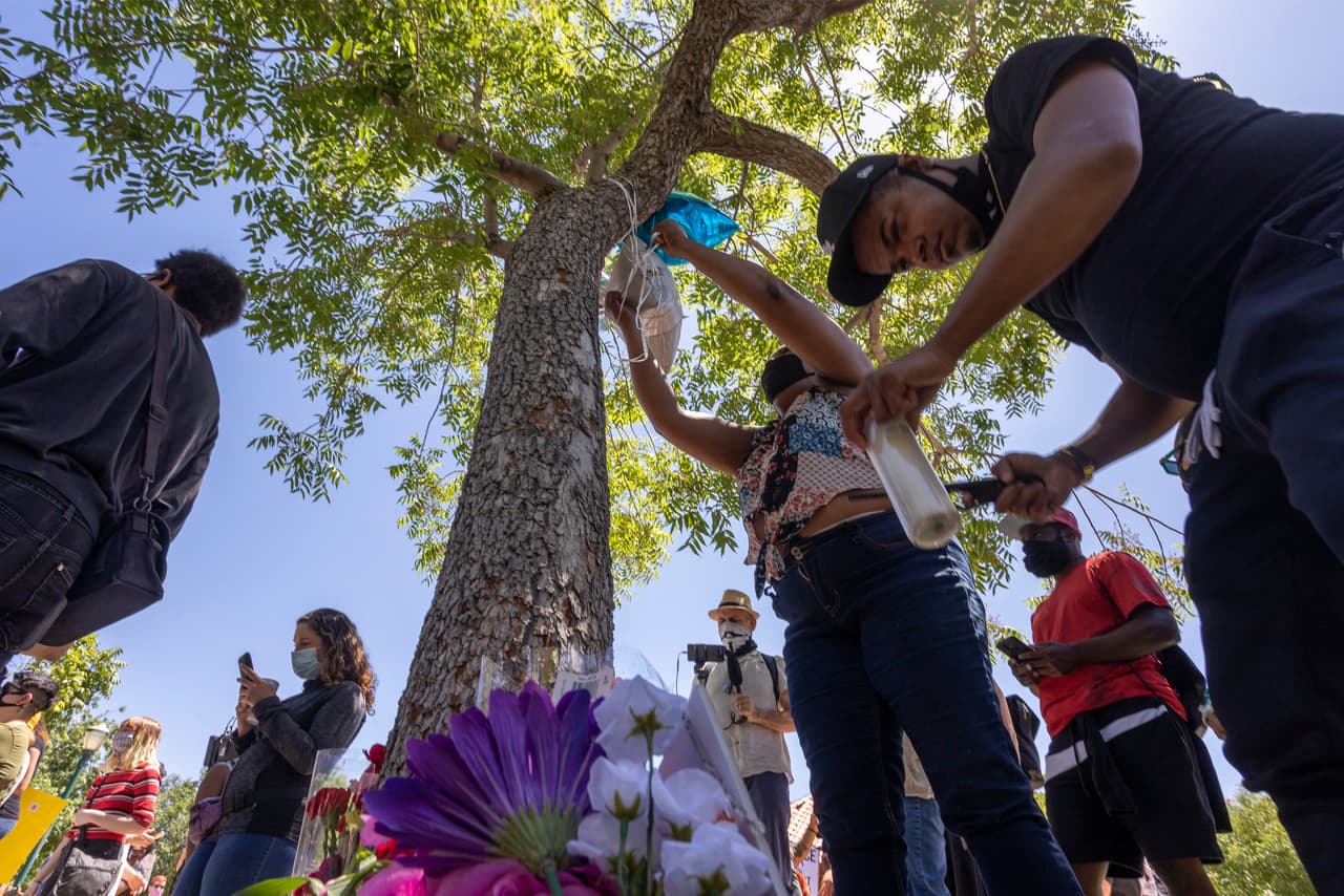 Luego de una conferencia de prensa realizada este viernes en la cual decenas de personas manifestaron su rechazo ante la declaración de las autoridades, funcionarios de la ciudad pidieron una investigación independiente sobre la muerte de Fuller.