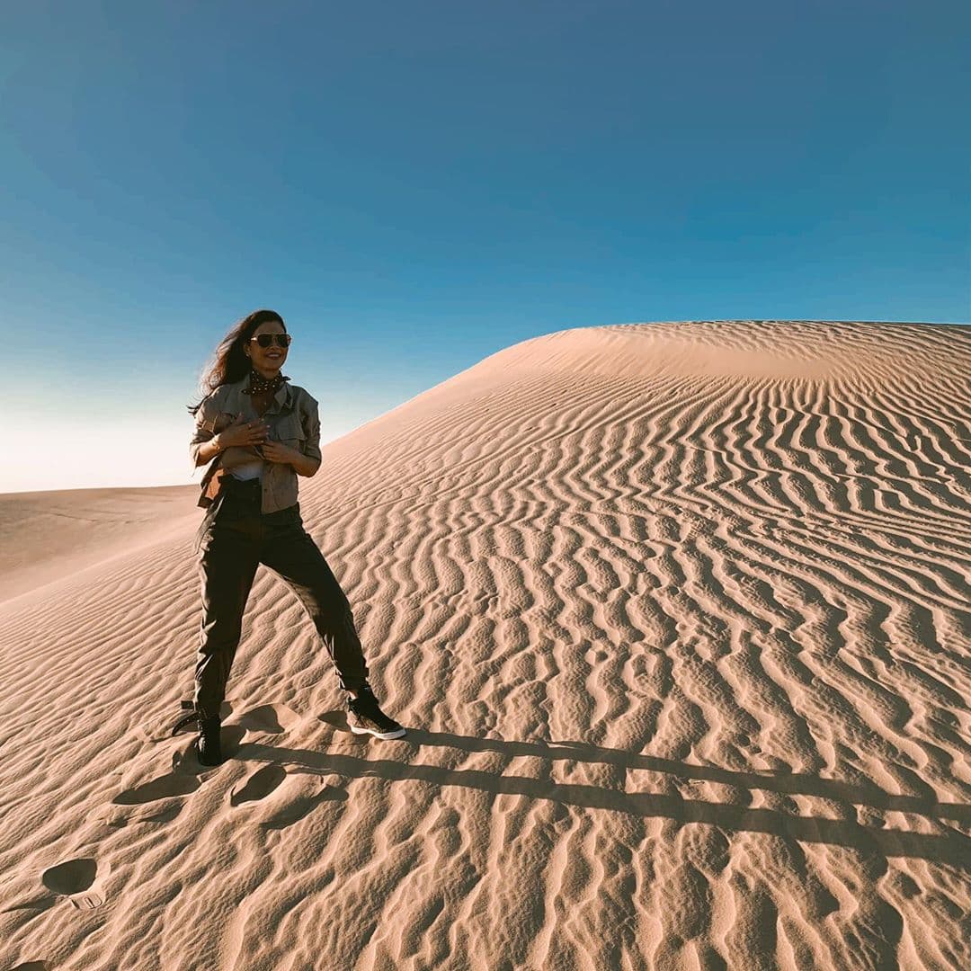 Antes de llegar a Islas Maldivas, Chiqui Delgado y sus hijas hicieron una escala en Dubai, donde visitaron el desierto.