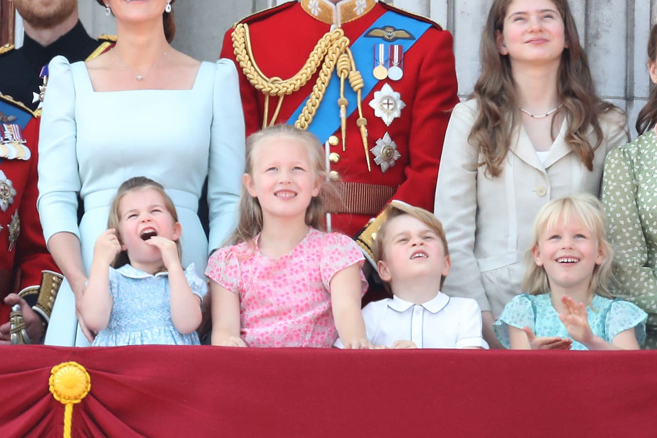 Minutos después, la princesa volvió a su lugar para seguir admirando el espectáculo junto a los demás niños, ya completamente olvidado su pequeño incidente.