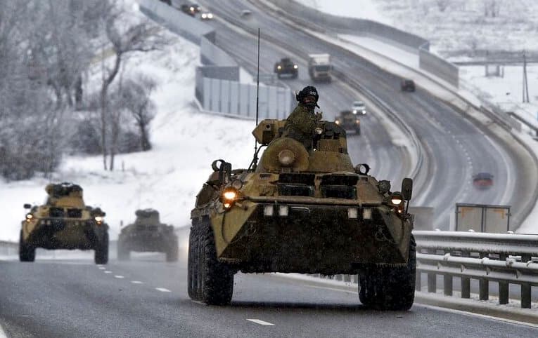 Convoy militar ruso desplazándose por una autopista por la zona de Crimea.