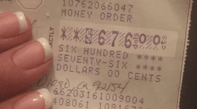 Este es el 'money order' que Sergio Juárez encontró bajo su carro. Él y su esposa Gladys viven en un motel con sus tres hijos (de 24, 17 y 16 años) más otro joven al que ayudan desde hace un año y medio. Antes habían vivido en un garaje después de que perdieran su trabajo. Ahora, con los
<a href="https://www.gofundme.com/8ydpw-we-rise-by-lifting-others">$20,000 que lleva recaudados la campaña</a> que puso en marcha la dueña del cheque, podrán empezar de nuevo.