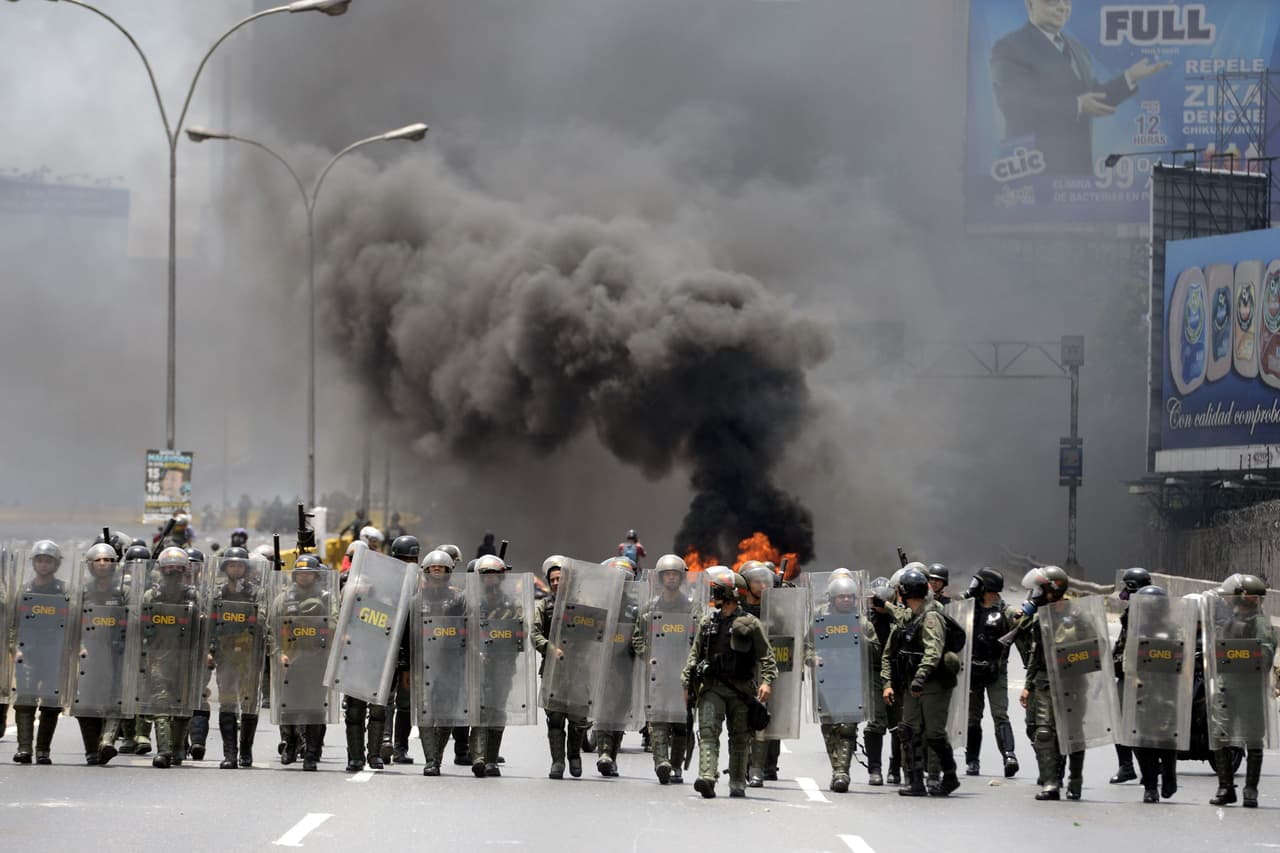 Un contigente de la Guardia Nacional se alinea para en una autopista de Caracas para controlar una propuesta de oposición.