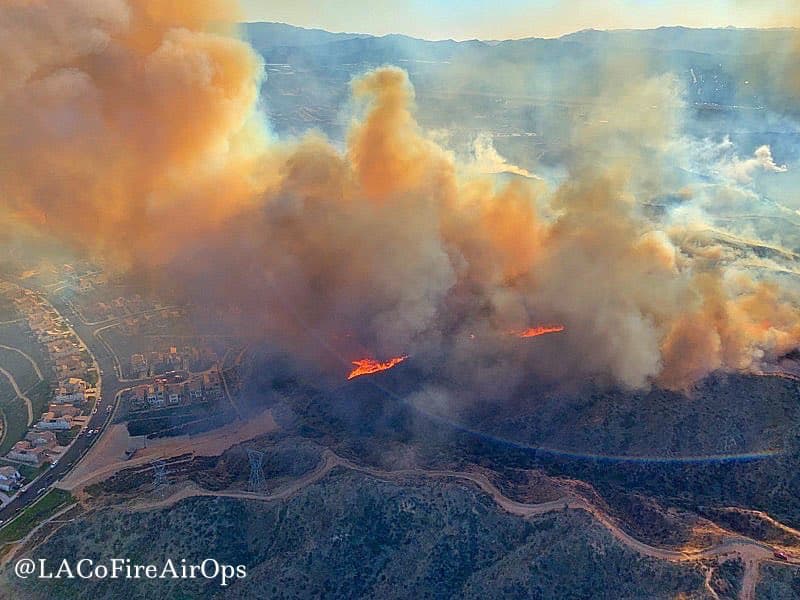 Evacuaciones obligatorias por incendio en Castaic que se propaga rápidamente y amenaza zona residencial