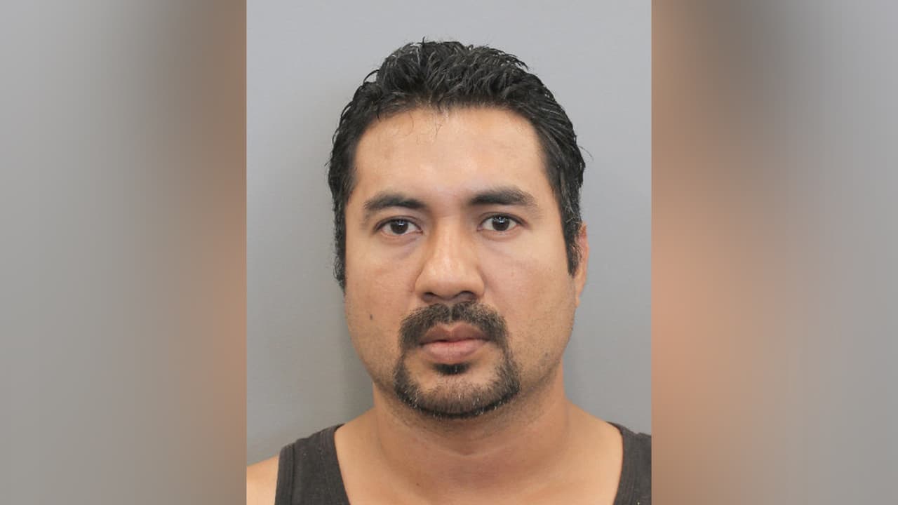 Arrestan a sospechoso de exposición indecente frente a una madre y su hijo al norte de Houston