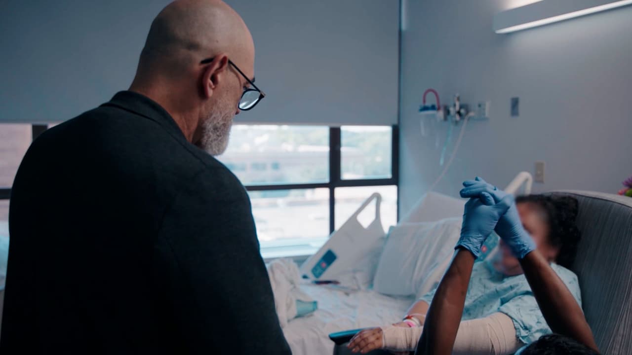 Ernesto Díaz acompaña a una paciente hispana mientras un médico la atiende. Gracias a su labor, ella puede comunicarse en español y entender cada detalle de su atención médica.