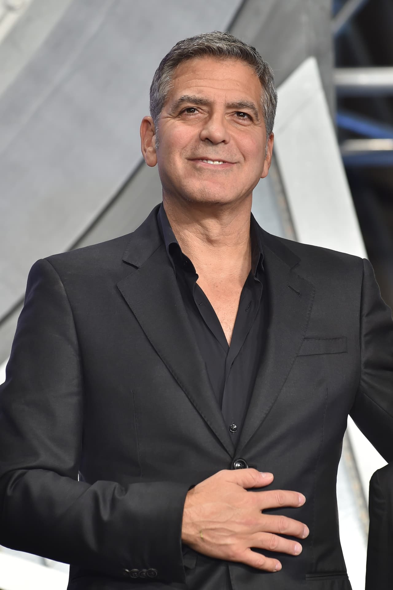 El actor llevó a su flamante esposa a la presentación de su cinta 'Tomorrowland' en la capital japonesa.