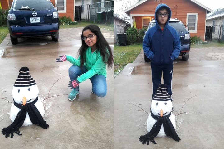 Muchos aprovecharon el raro evento para tomarse fotos, jugar con la nieve y construir el tradicional muñeco navideño.