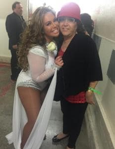 Doña Rosa ha sido parte importante en la vida de la hija mayor de Jenni Rivera y por lo mismo ha estado presente en momentos claves de la carrera de su nieta, como en esta imagen previo al debut de Chiquis como cantante.