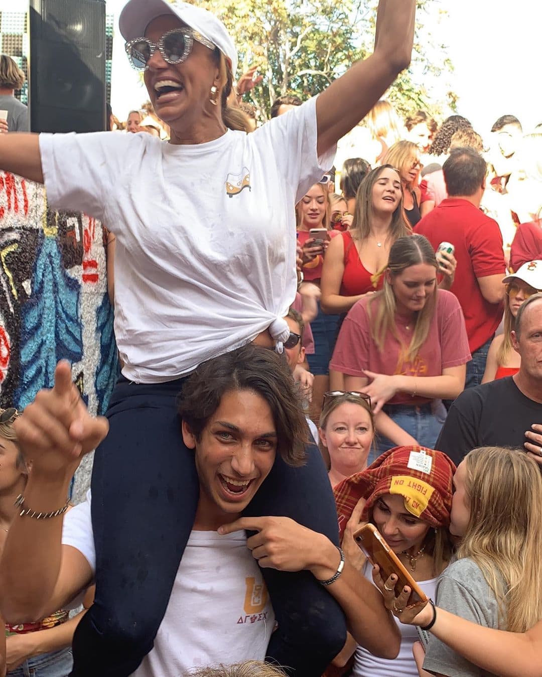 Lili Estefan mostró la manera en que se divirtió con Lorenzo, quien también lució con una sonrisa mientras cargaba a su madre.