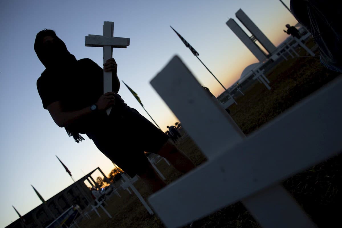 Las cifras confirman a Brasil como el segundo país con más víctimas y contagios de coronavirus en el mundo después de Estados Unidos, como uno de los nuevos epicentros mundiales de la pandemia y como el que mayor promedio de víctimas viene registrando en los últimos días.