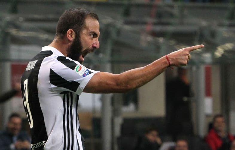 ¿Reemplazo o competencia para Jiménez?: Wolves buscan a Higuaín