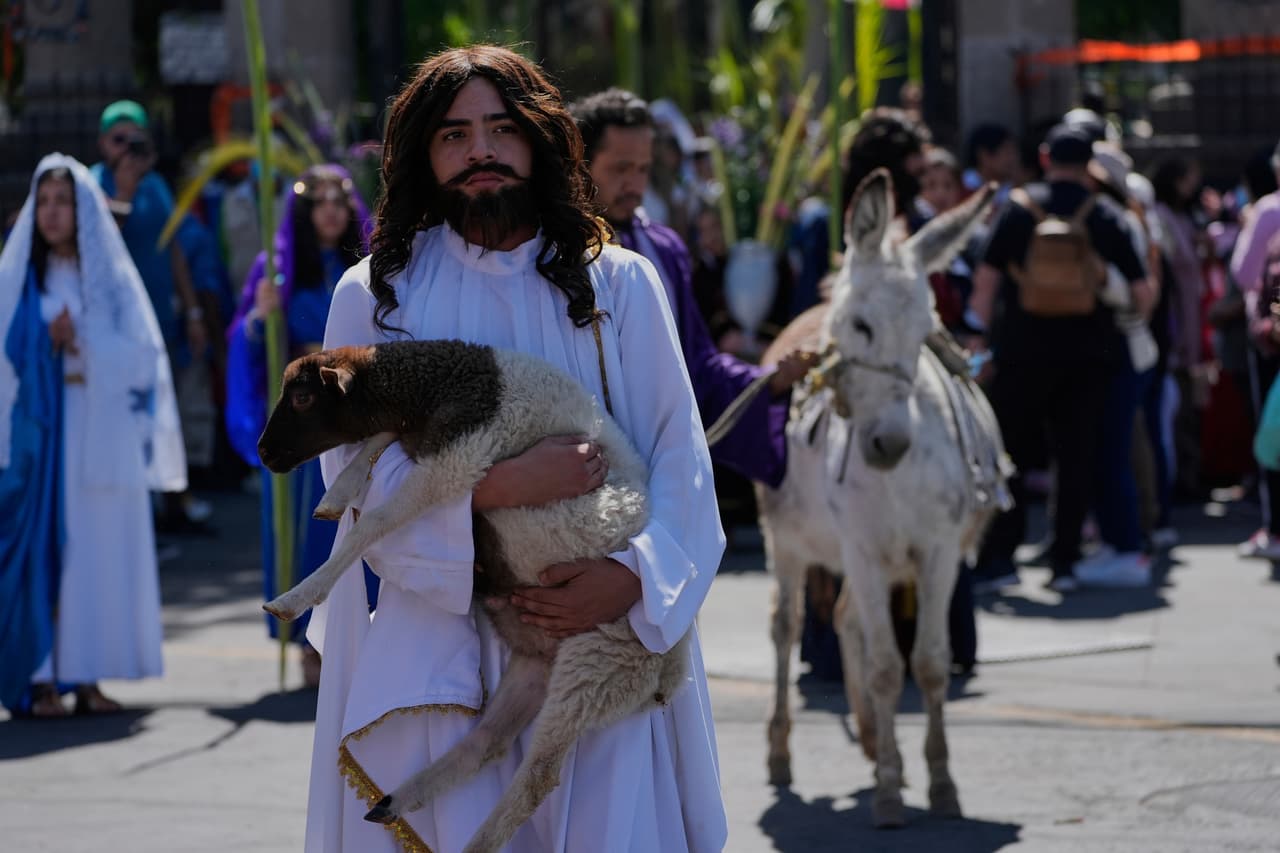 Claudio Armando Ramírez interpreta el papel de Jesucristo durante una representación de la Pasión del Domingo de Ramos en la parroquia San Lucas de Iztapalapa en Ciudad de México.
<br>
<br>El Domingo de Resurrección celebra la resurrección de Cristo, momento en que se transforma y confirma su divinidad a los creyentes.