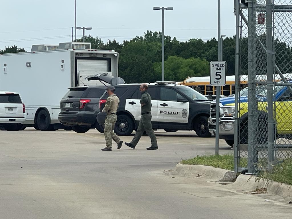 Según las autoridades, la persona que se mantuvo atrincherada tiene “varias órdenes de arresto activas por delitos violentos”.