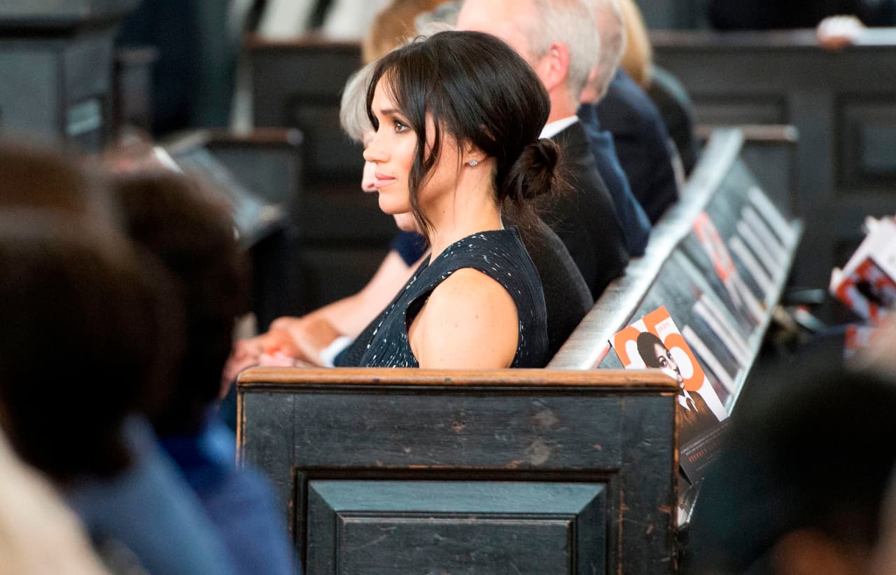 Meghan y Harry participaban en el evento oficial al mismo tiempo que se estrenaban como tíos. Unas horas antes,
<b><a href="https://www.univision.com/entretenimiento/nace-el-hijo-del-principe-william-y-kate-middleton">el tercer hijo de los duques de Cambridge, William y Kate Middleton</a></b>, abría sus ojos en el hospital St. Mary’s.