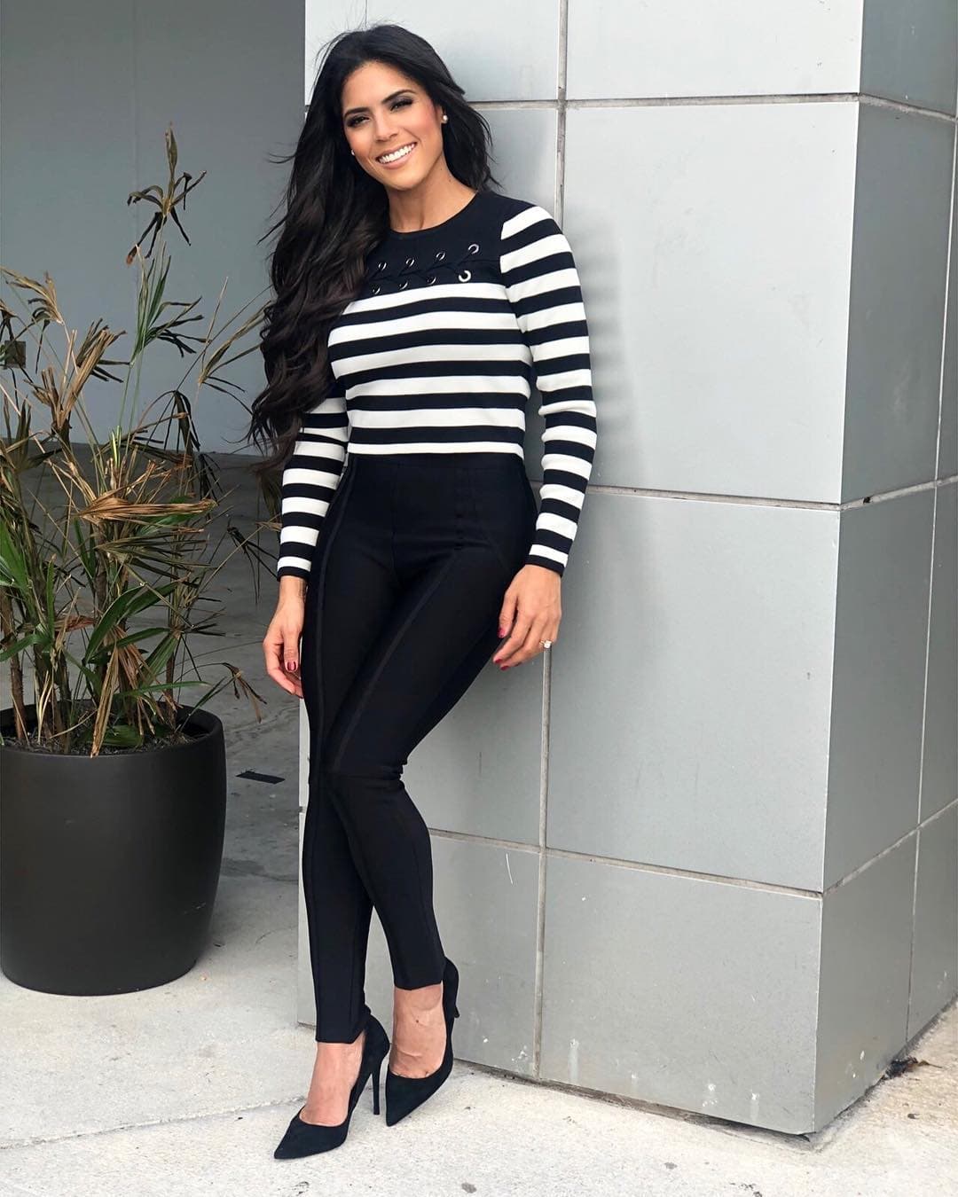 Para los días con frío, la presentadora nos muestra este suéter negro con franjas horizontales blancas.