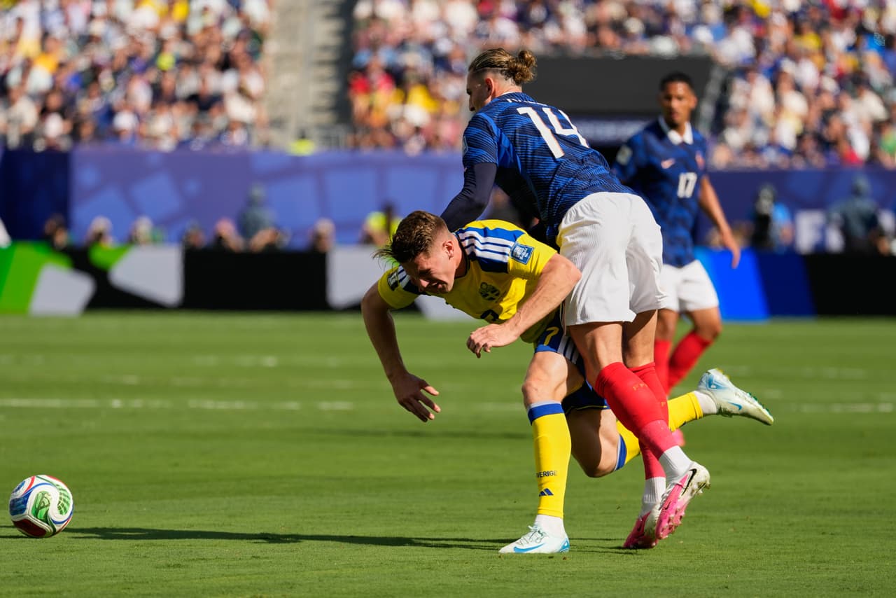 El francés Adrien Rabiot (derecha) disputa el balón con el sueco Viktor Gyokeres durante el partido de dieciseisavos de final de la Copa del Mundo entre Francia y Suecia en East Rutherford, Nueva Jersey, cerca de Nueva York, el martes 30 de junio de 2026.